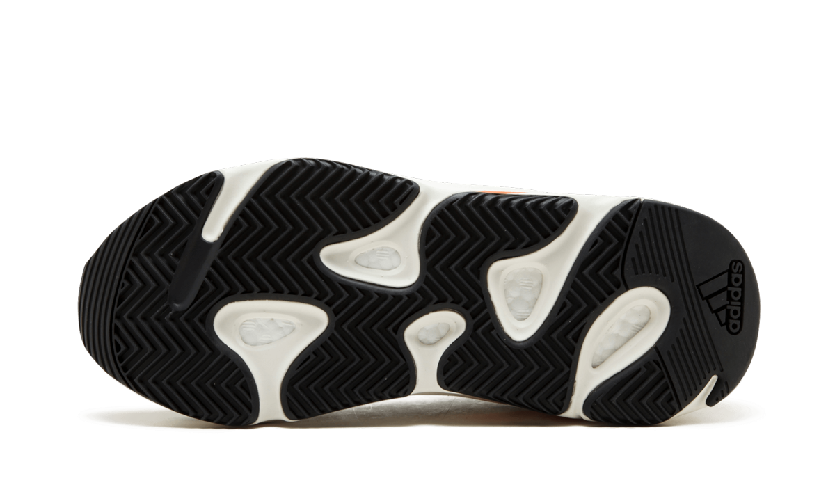 Zwarte Yeezy Boost 700 "Waverunner" sneakers van Mijn winkel met witte, grijze en zwarte details op de zool en upper.