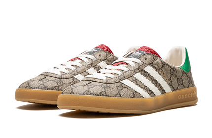 Beige Adidas Gazelle schoenen met Gucci GG Monogram patroon, stijlvolle sneakers van Adidas voor dames