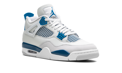 Zwarte Air Jordan 4 OG "Military Blue" sneakers met blauwe details en witte zool, zichtbaar in een close-up afbeelding.