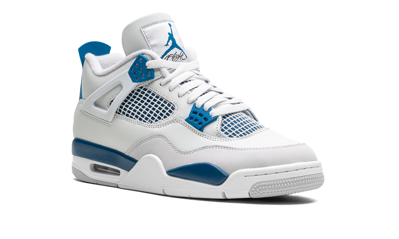 Zwarte Air Jordan 4 OG "Military Blue" sneakers met blauwe details en witte zool, zichtbaar in een close-up afbeelding.