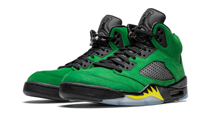 Zwarte Air Jordan 5 Retro SE "Oregon" sneakers met groene en gele accenten, zicht op de voorkant en zijkant van de schoenen