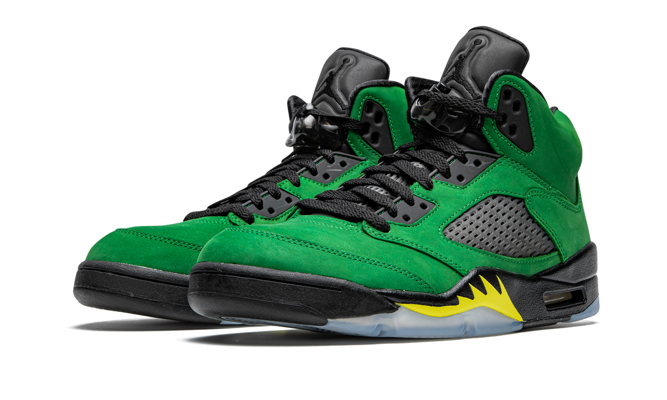 Zwarte Air Jordan 5 Retro SE "Oregon" sneakers met groene en gele accenten, zicht op de voorkant en zijkant van de schoenen