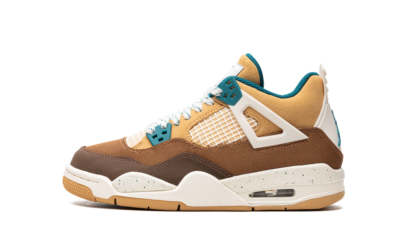 Lage Air Jordan 4 GS sneakers in cacao kleur met witte en bruin details, zichtbaar in close-up foto.