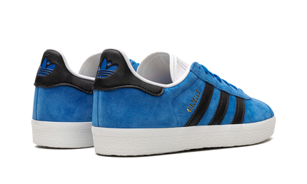 Blauwe Adidas Gazelle schoenen met suède bovenkant en witte zool, stijlvolle sneakers voor heren en dames