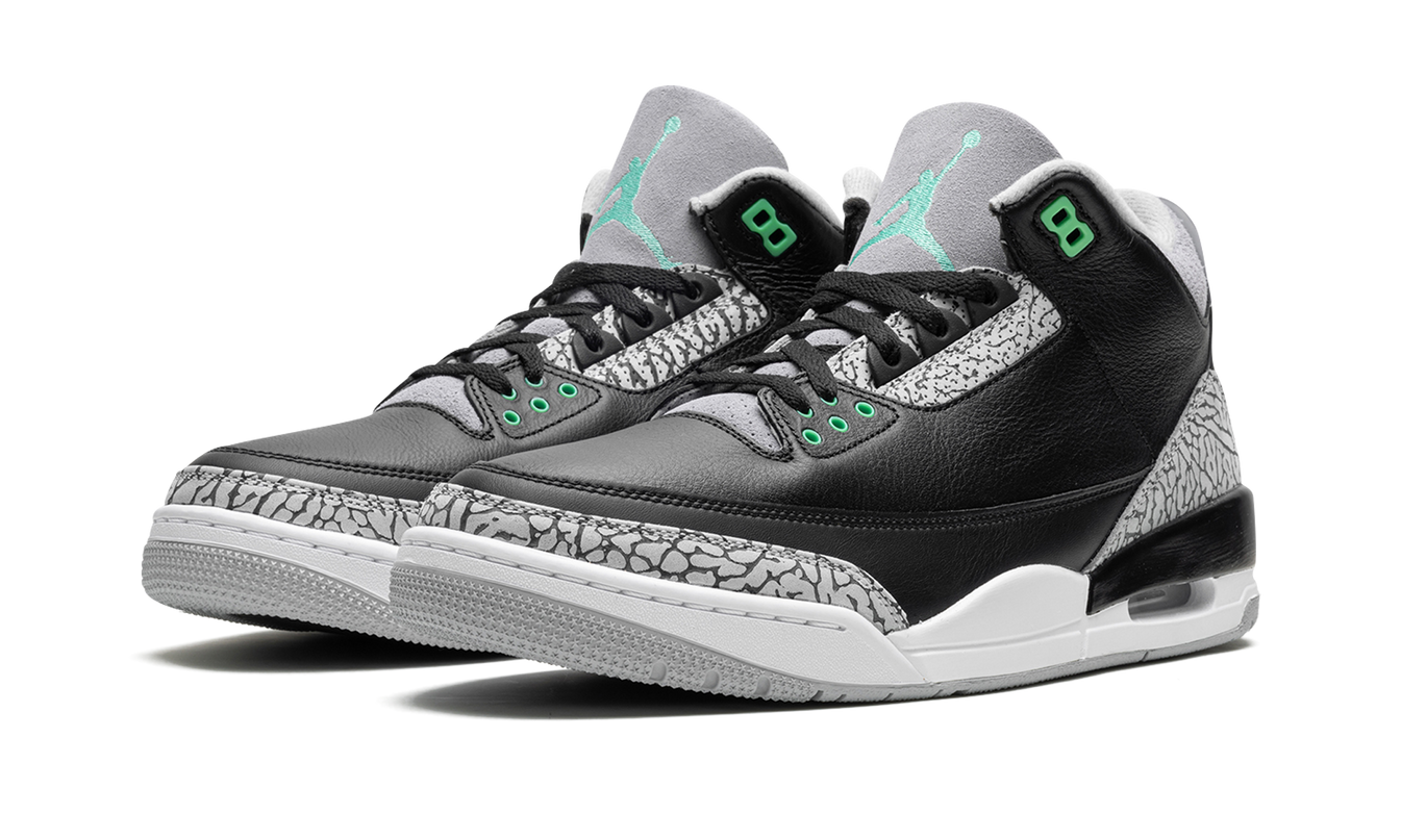Groene glow Air Jordan 3 Retro sneakers van Mijn winkel, close-up van de kleurrijke sportschoenen met zwart en groen details.