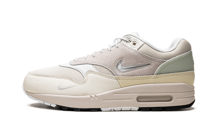 Nike Air Max 1 schoenen met Hangul Day ontwerp in zwart en wit, met zichtbare Air Max zool en Nike branding.