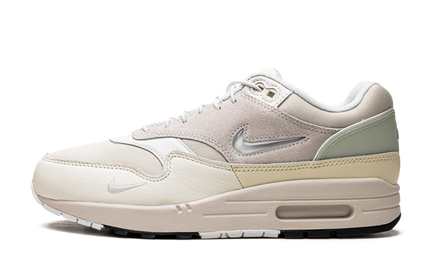 Nike Air Max 1 schoenen met Hangul Day ontwerp in zwart en wit, met zichtbare Air Max zool en Nike branding.