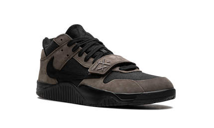 Nike Jumpman Jack TR Travis Scott Dark Mocha sneakers met bruine en zwarte details, zichtbare schoen met Jordan branding