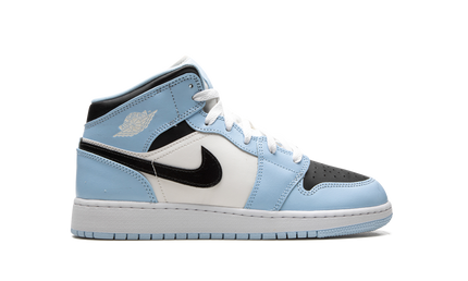 Sneakers Air Jordan 1 Mid GS "Ice Blue" met blauwe en witte details, zichtbaar op de afbeelding.