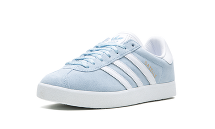 Luchtige Adidas Gazelle 85 schoenen in "Clear Sky" met blauwe en witte details, geschikt voor casual dragen.