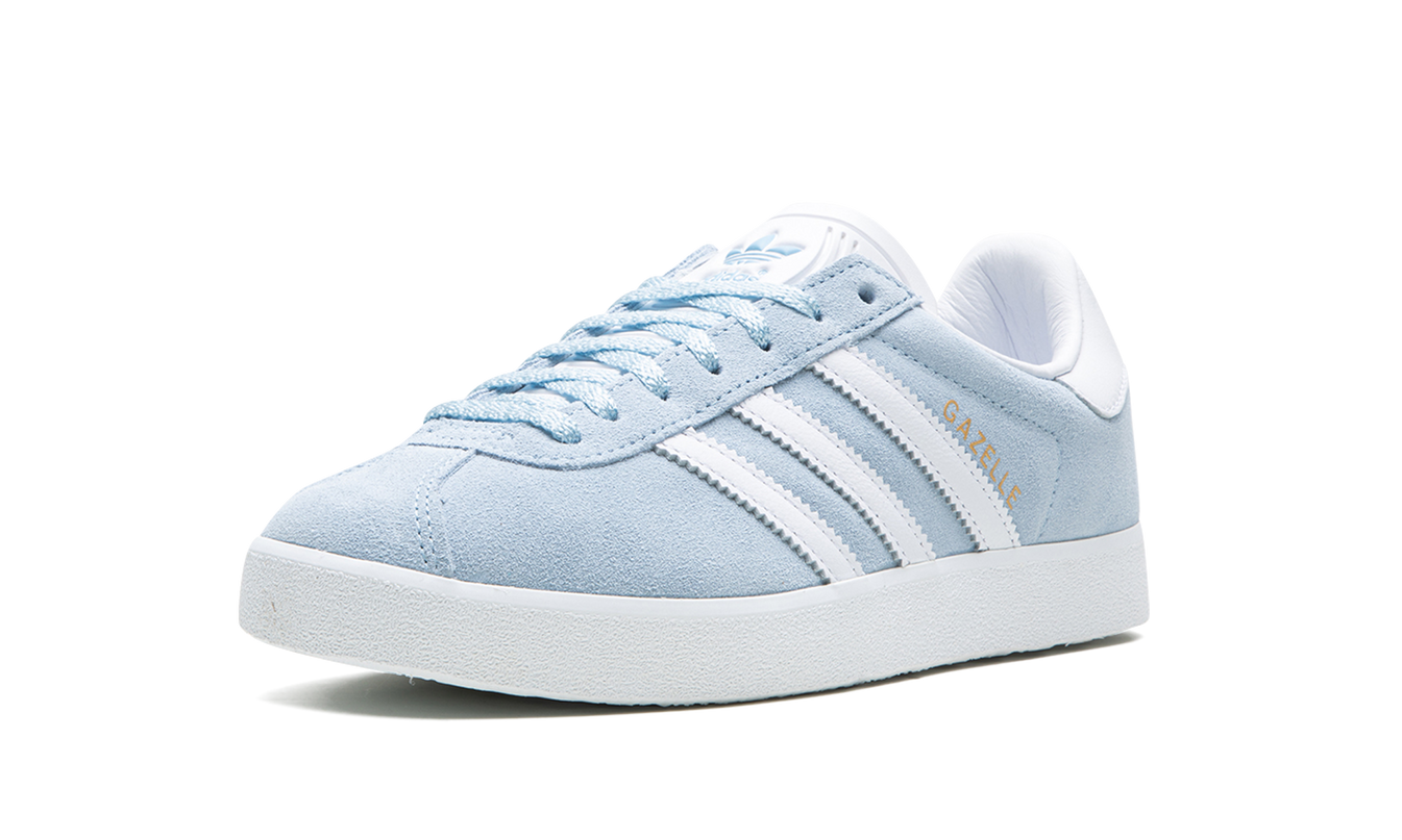 Luchtige Adidas Gazelle 85 schoenen in "Clear Sky" met blauwe en witte details, geschikt voor casual dragen.