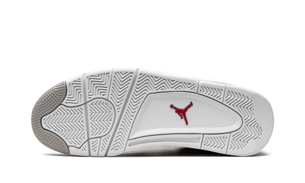 Witte en grijze Air Jordan 4 Retro sneakers met Oreo-achtige details, zichtbaar in de afbeelding.