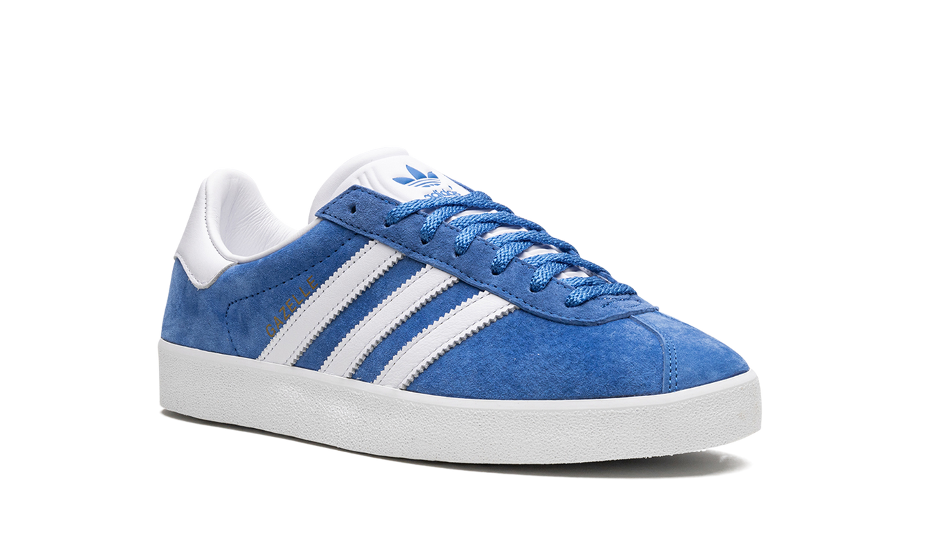 Blauwe Adidas Gazelle 85 schoenen met witte zool en suède bovenkant, stijlvolle sneakers voor dagelijks gebruik