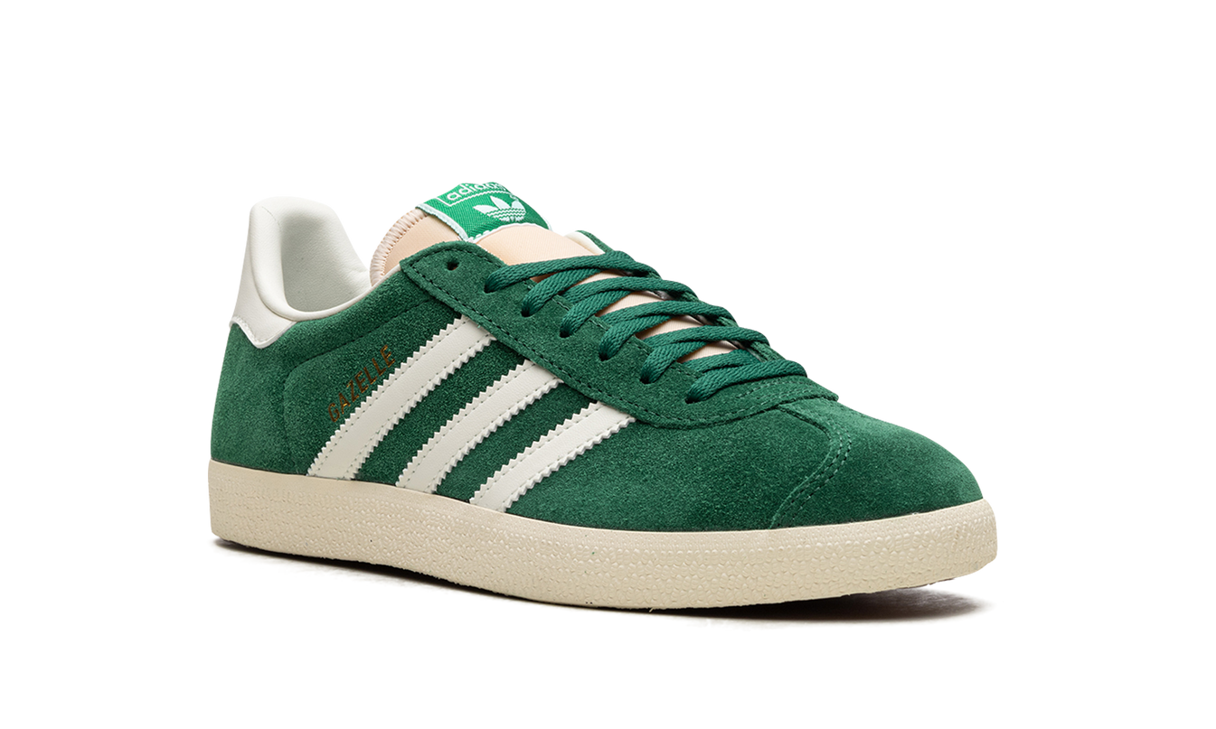Donkergroene Adidas Gazelle suède schoenen met witte zool en merklogo, geschikt voor casual wear.