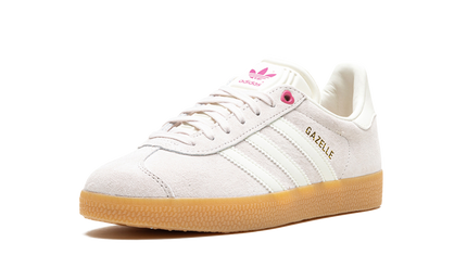 Witte Adidas GAZELLE dames sneakers met rode hartdetails voor Valentijnsdag 2024, zichtbaar van de zijkant.