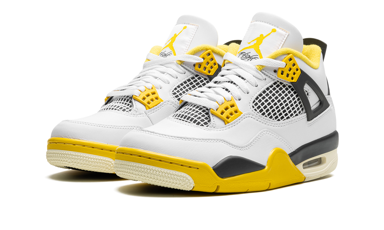 Vrouwelijke Air Jordan 4 WMNS schoenen in Vivid Sulfur kleur, met oranje en gele details en witte zool.