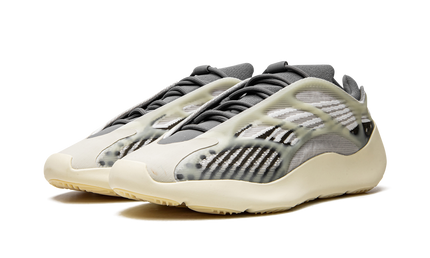 Zwarte Yeezy 700 V3 "Fade Salt" sneakers met grijze en witte details, geschikt voor casual en streetwear stijlen.