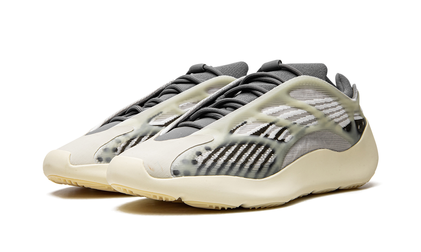 Zwarte Yeezy 700 V3 "Fade Salt" sneakers met grijze en witte details, geschikt voor casual en streetwear stijlen.