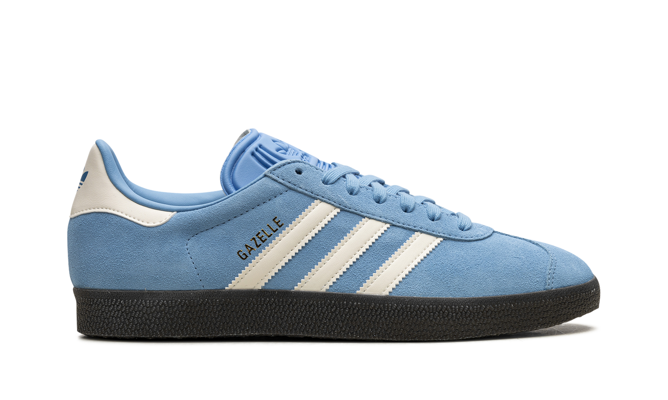 Lichtblauwe Adidas Gazelle schoenen met witte zool en subtiele merksymbolen, geschikt voor casual dragen