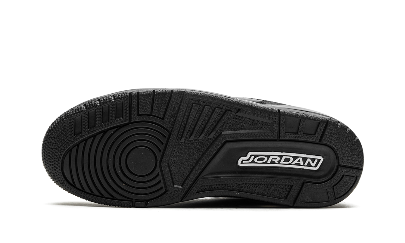 Zwarte Air Jordan 3 "Black Cat 2025" sneakers van Mijn winkel, close-up van het metalen hielpaneel en leren bovenwerk