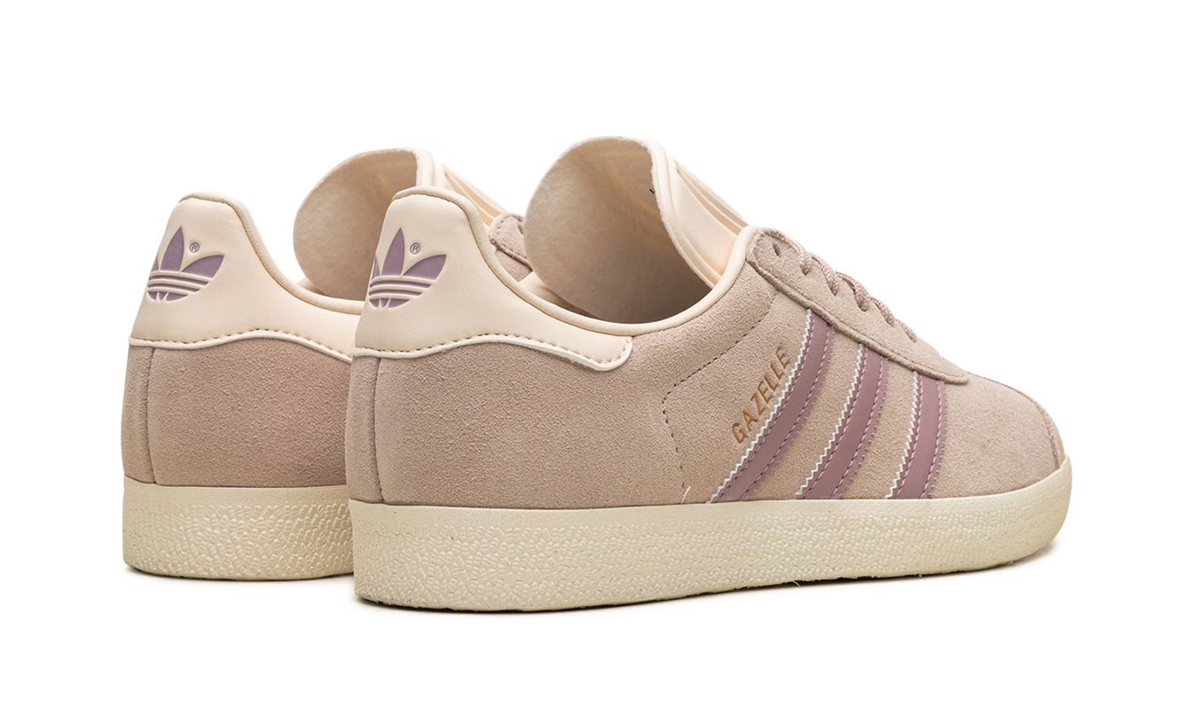 Dames Adidas Gazelle "Wontau" schoenen in lichtblauw met witte details, perfect voor casual dragen.
