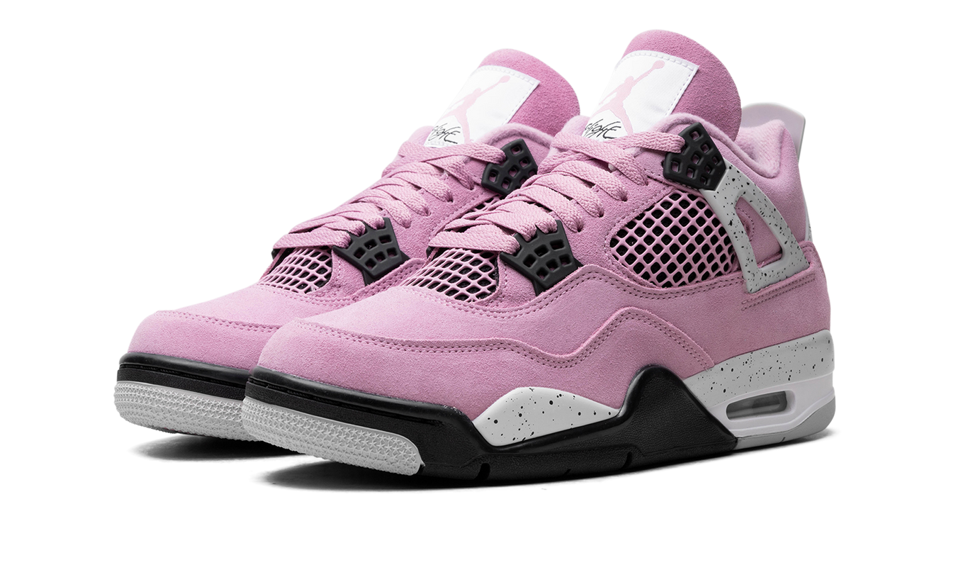 Witte en paarse Air Jordan 4 WMNS schoenen met orchid-kleuraccenten, zichtbaar in de afbeelding.