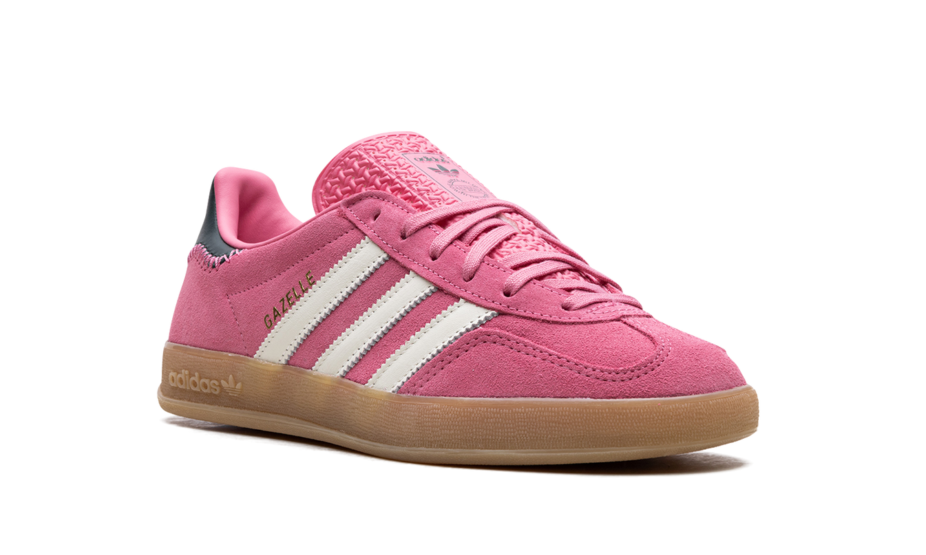 Dames Adidas Gazelle Indoor schoenen in Rose Tone en Collegiate Green, witte zool en zachte leren bovenkant.