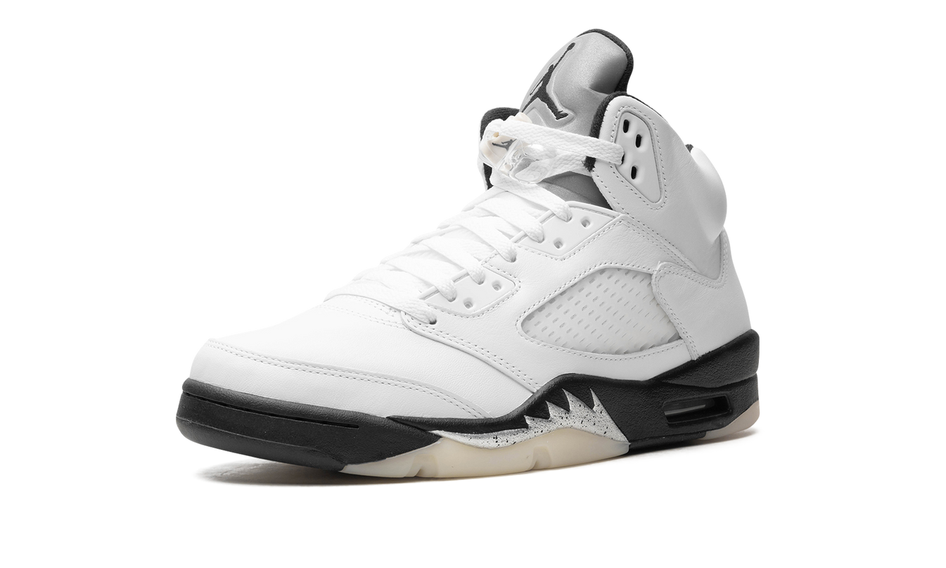 Witte en zwarte Air Jordan 5 sneakers van Mijn winkel, close-up van de schoen met leren details en kenmerkende stijl.
