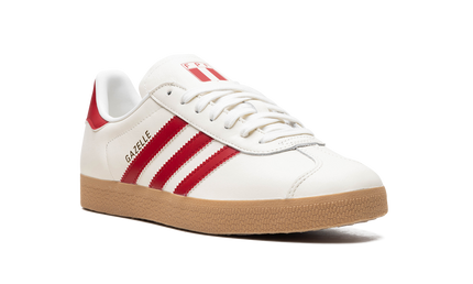 Adidas Gazelle "Peru" schoenen in beige en bruin met witte zool, zichtbaar op een witte achtergrond.