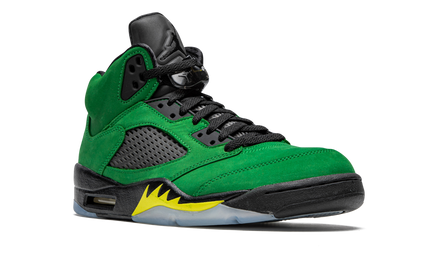 Lage Air Jordan 5 Retro SE schoenen in Oregon kleuren, met zwart, groen en wit details, op witte achtergrond.