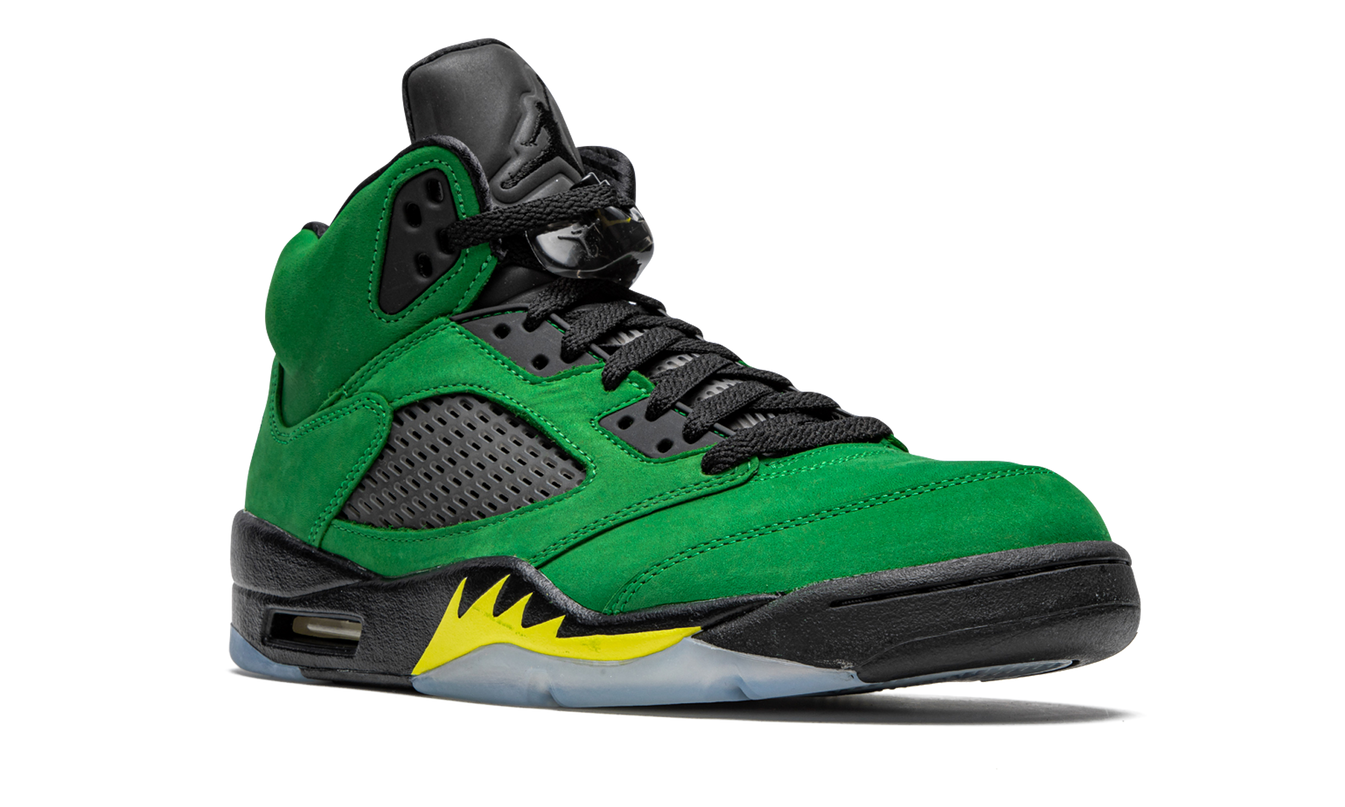 Lage Air Jordan 5 Retro SE schoenen in Oregon kleuren, met zwart, groen en wit details, op witte achtergrond.