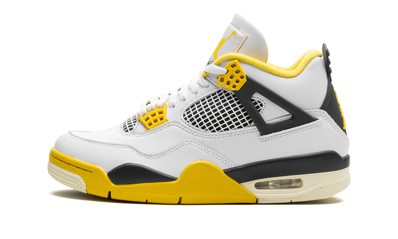 Witte en gele Air Jordan 4 WMNS sneakers met opvallende Vivid Sulfur details, schoen met leren en mesh materialen.