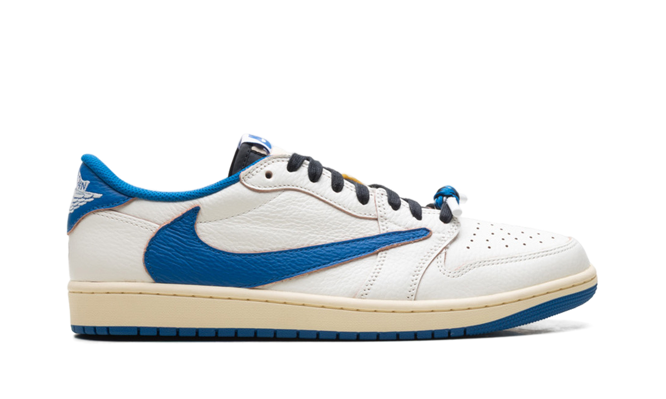 Lichte Air Jordan 1 Low Travis Scott Fragment Sail sneakers met witte en beige details, lage schoen met Nike Swoosh en branding