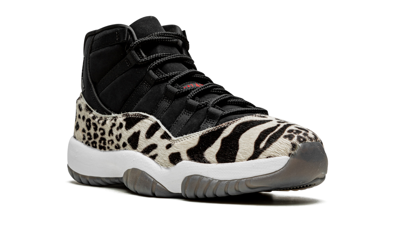 Lichte Air Jordan 11 WMNS "Animal Instinct" sneakers met opvallend dierenprint en glanzende details, geschikt voor vrouwen.