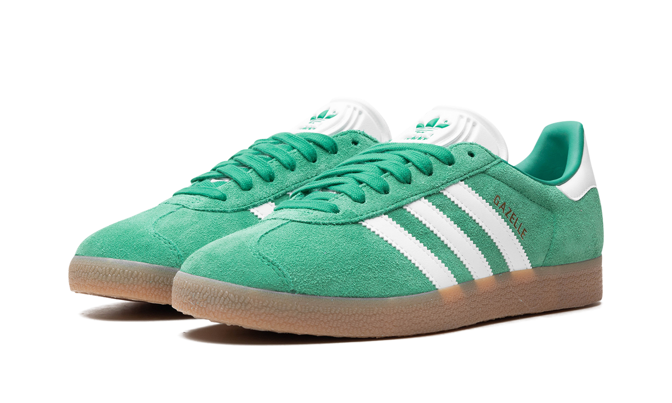 Groene Adidas Gazelle schoenen met gumzool, lage snit en suède bovenkant, zichtbaar op de afbeelding.
