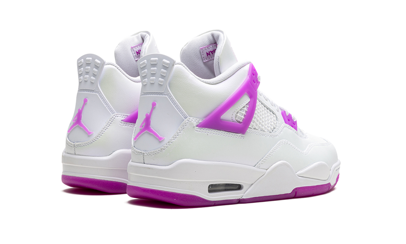 Sportieve Air Jordan 4 Retro GS schoenen in Hyper Violet met wit en zwart details, zichtbaar van de zijkant.