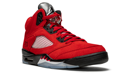 Zwarte Air Jordan 5 Retro "Raging Bull 2021" sneakers met rode accenten en witte details, zichtbaar in de afbeelding.