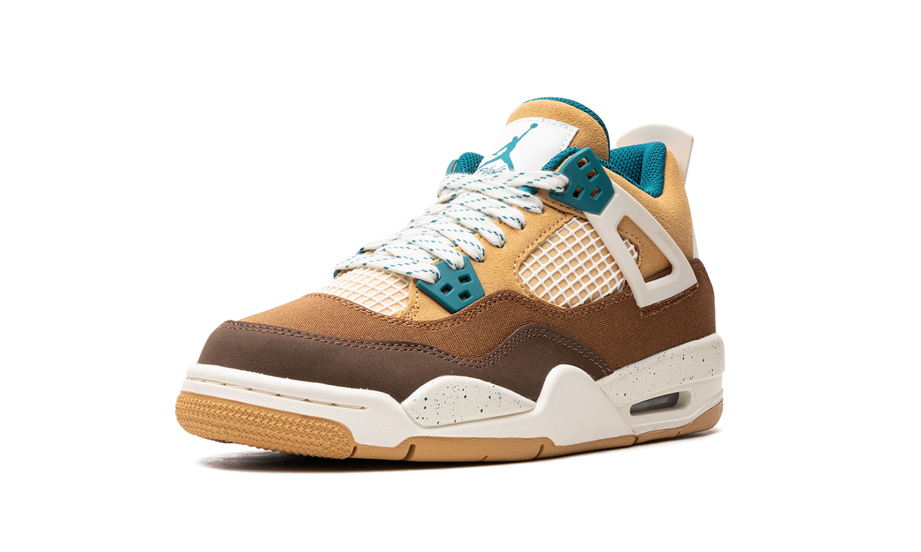 Sneaker Air Jordan 4 GS "Cacao Wow" in bruin en zwart met witte accenten, zichtbaar op deze afbeelding.