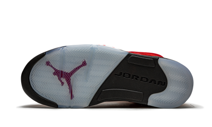 Zwarte en rode Air Jordan 5 Retro "Raging Bull 2021" sneakers met leren bovenwerk en witte zool, gelegen op een witte achtergrond.