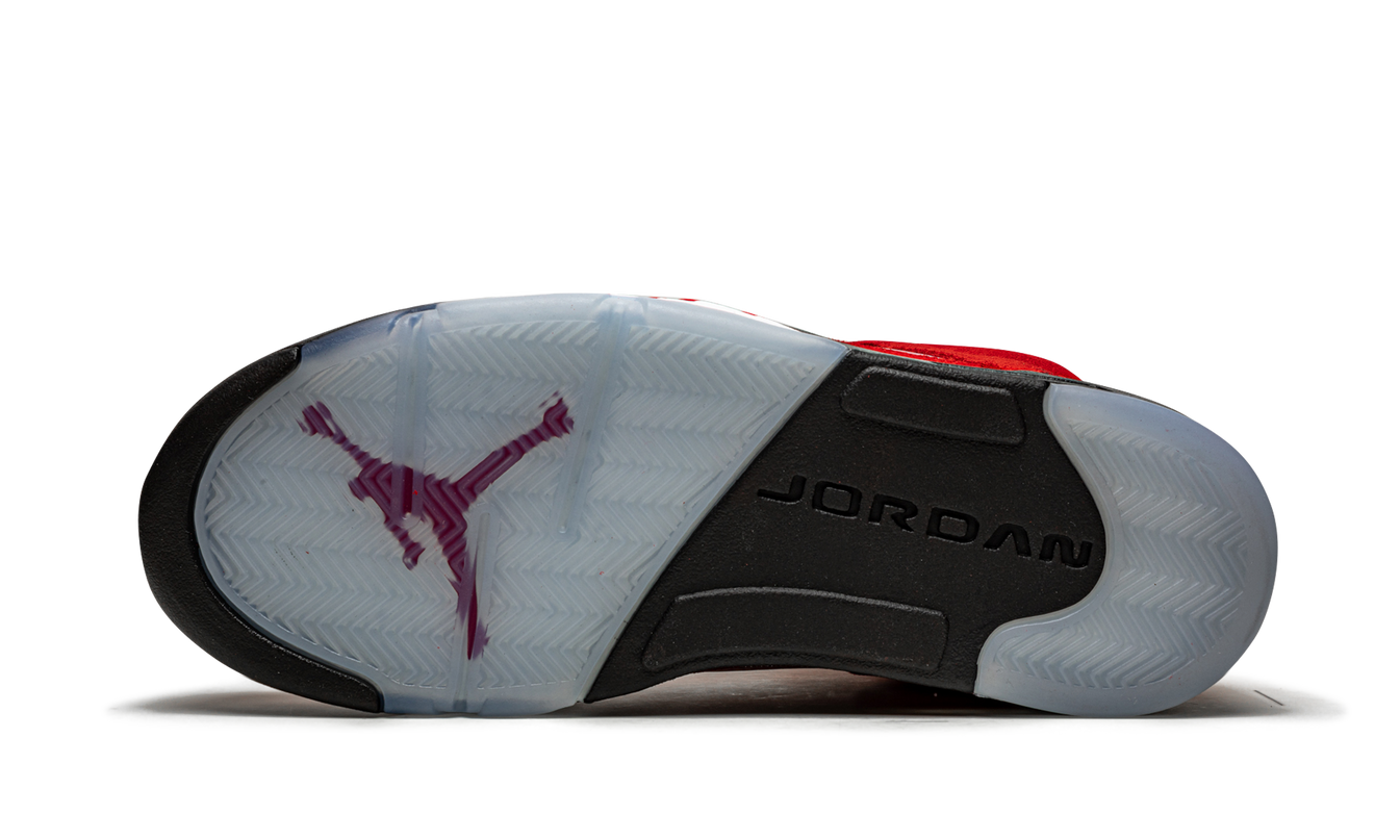 Zwarte en rode Air Jordan 5 Retro "Raging Bull 2021" sneakers met leren bovenwerk en witte zool, gelegen op een witte achtergrond.