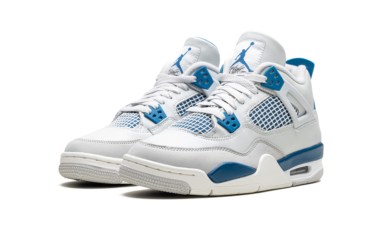 Sneakers Air Jordan 4 GS "Military Blue" met blauw en grijs ontwerp, zichtbaar op een paar schoenen.