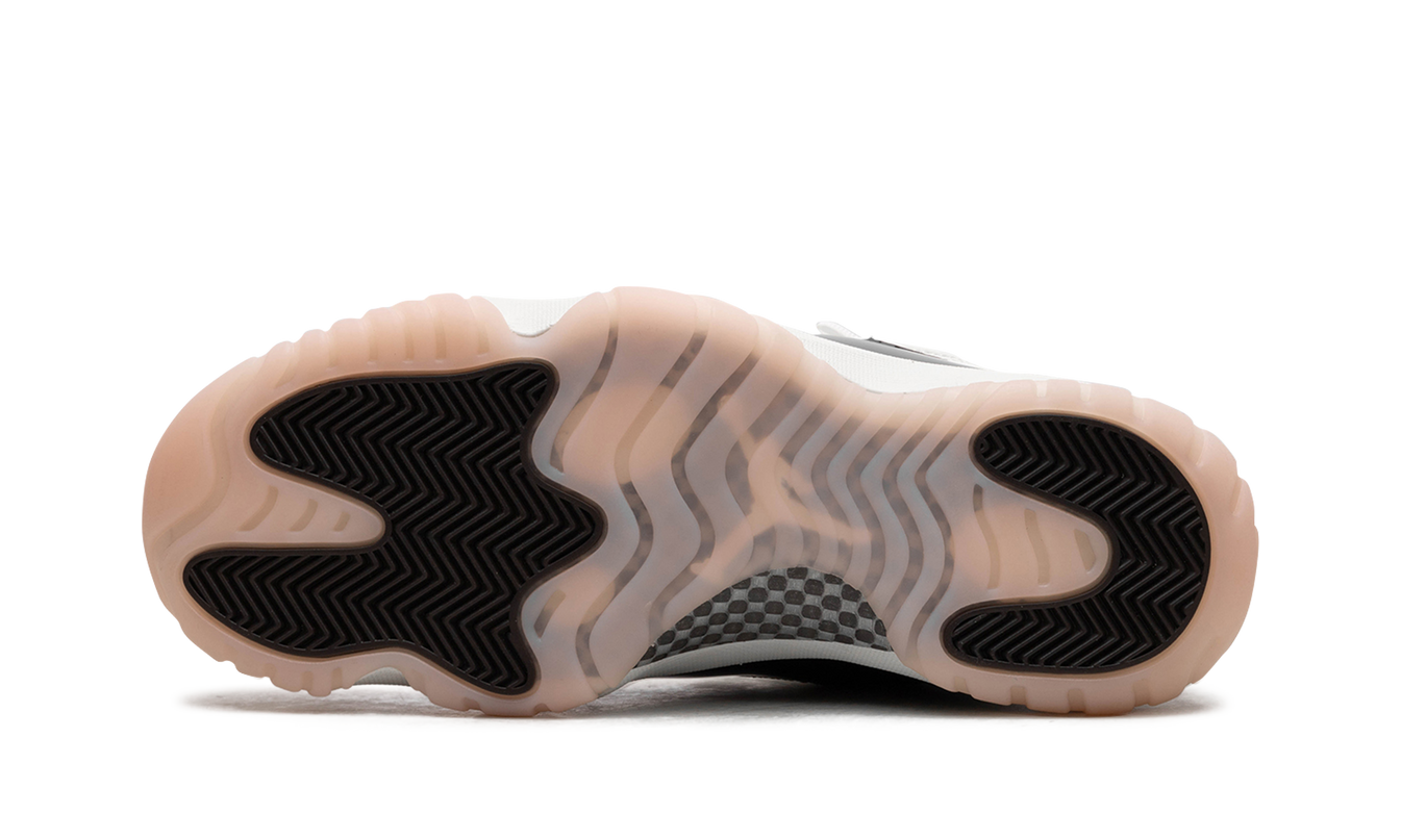 Dames schoenen Air Jordan 11 WMNS Neapolitan met bruin en roze details, zichtbaar in close-up.