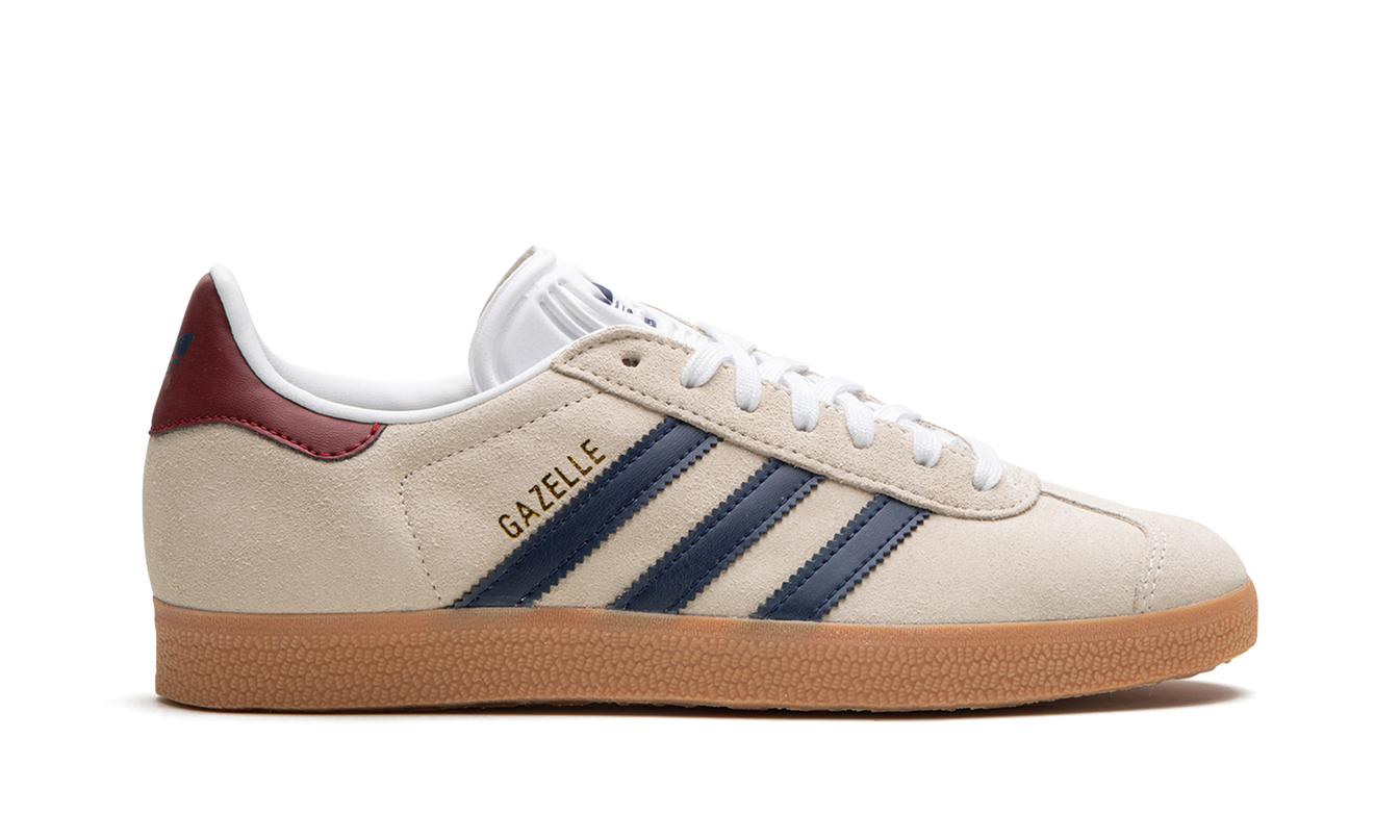 Adidas Gazelle schoenen in Off White, donkerblauw en gumkleurig zool, zichtbaar op een overzichtsfoto.