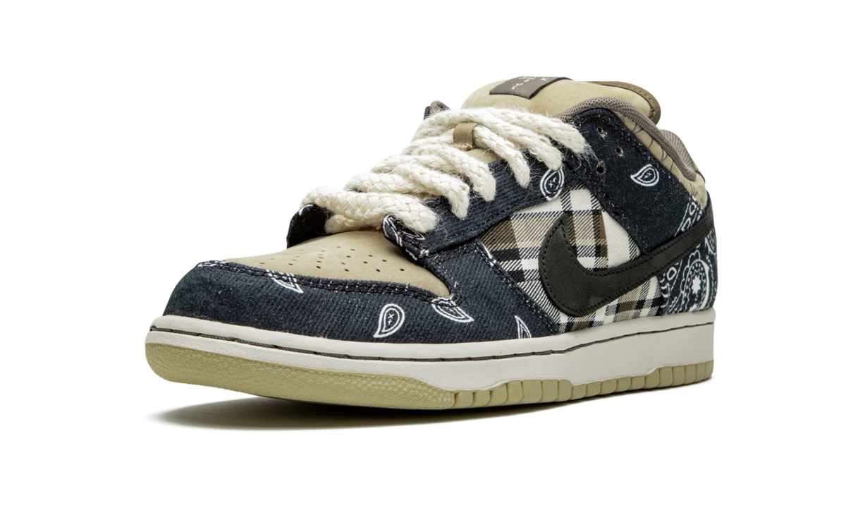 Nike SB Dunk Low Travis Scott schoenen met zwarte en bruine details, zichtbaar met veters en Nike branding.
