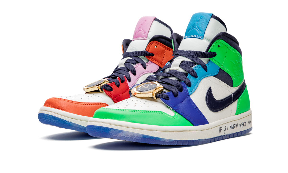 Witte en roze Air Jordan 1 Mid WMNS schoenen met kleurrijke details en het Melody Ehsani Fearless ontwerp, dames sneaker