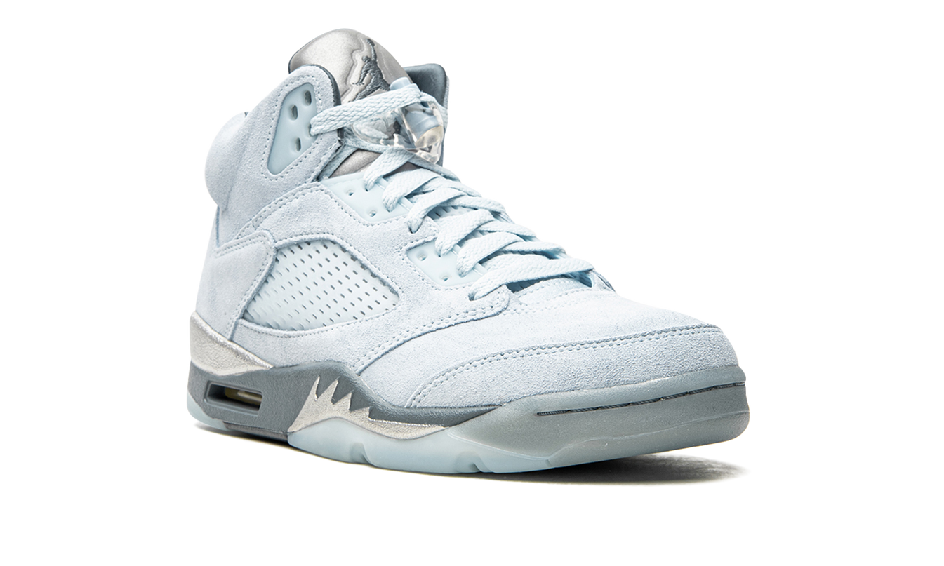 paar Air Jordan 5 Retro WMNS "Blue Bird" schoenen met blauwe en witte details, zichtbaar op de afbeelding