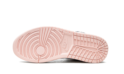 Lucht Jordan 1 HIGH WMNS "Bubble Gum" sneakers in roze en wit, met hoge bovenkant en sportieve uitstraling.