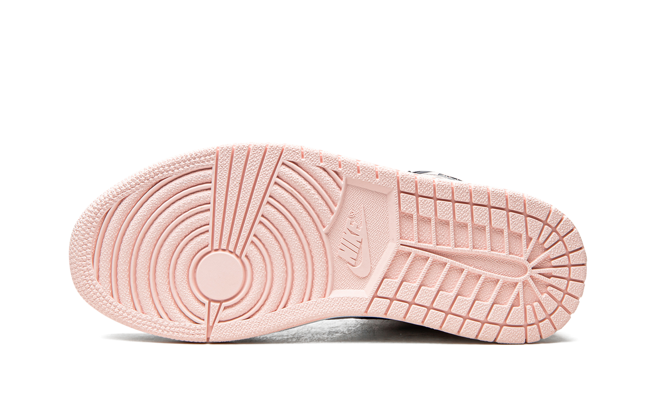 Lucht Jordan 1 HIGH WMNS "Bubble Gum" sneakers in roze en wit, met hoge bovenkant en sportieve uitstraling.
