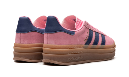Adidas Gazelle BOLD Dames sneakers in Pink Glow met roze en witte details, lage schoen met leren bovenwerk en witte zool