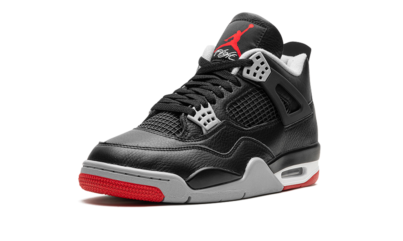 Zwarte Air Jordan 4 sneakers "Bred Reimagined" met rode accenten en witte details, zichtbaar in close-up.